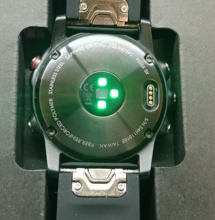 Garmin Fénix 5X slate gray, použité hodinky ve velmi dobrém stavu s roční zárukou, kompletním originálním obalem a přísl. návody, nab. kabel apod. Řeminek je nový, hodinky zaleštěny a vyčištěny ultrazvukem viz fotografie konkrétního kusu.