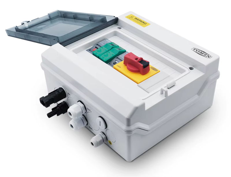 TOMZN PV Combiner Box 6/3 je kompletně osazený ochranný DC rozvaděč pro fotovoltaické systémy do 1200 V DC. Umožňuje připojení 6 FV stringů a jejich rozdělení do 3 výstupních větví. Obsahuje pojistkové jištění, DC odpínače a přepěťové ochrany SPD. Krytí IP65 umožňuje použití také ve venkovních fotovoltaických instalacích. TOMZN PV Combiner Box 6/3 je kompletně osazený ochranný DC rozvaděč pro fotovoltaické systémy do 1200 V DC. Umožňuje připojení 6 FV stringů a jejich rozdělení do 3 výstupních větví. Obsahuje pojistkové jištění, DC odpínače a přepěťové ochrany SPD. Krytí IP65 umožňuje použití také ve venkovních fotovoltaických instalacích.